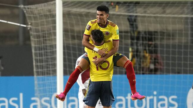 Luis Díaz celebrando su gol con Mateus Uribe ante Perú