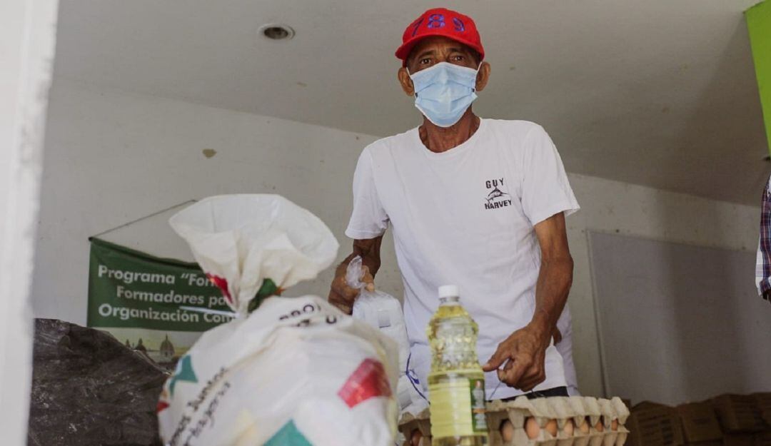 Los paquetes están compuestos por alimentos no perecederos y productos básicos como arroz, huevos, aceite, harinas y granos