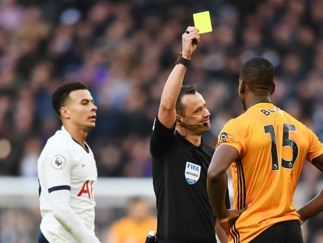 Ahora en el fútbol, dos tarjetas amarillas no siempre darán roja