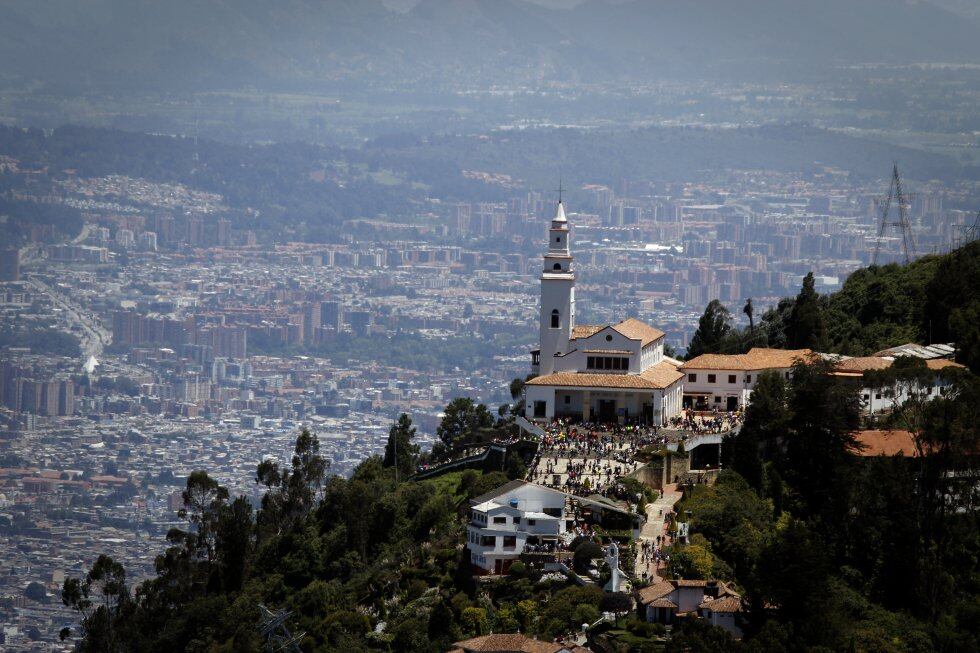 Santuario de Monserrate: situado a 3.152 metros de altura en los cerros Orientales. Es un sitio ideal para la reflexión y para disfrutar de la naturaleza. 