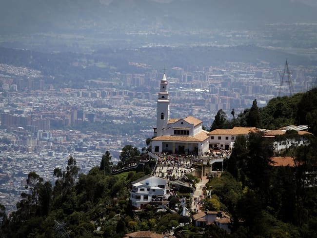 Santuario de Monserrate: situado a 3.152 metros de altura en los cerros Orientales. Es un sitio ideal para la reflexión y para disfrutar de la naturaleza.