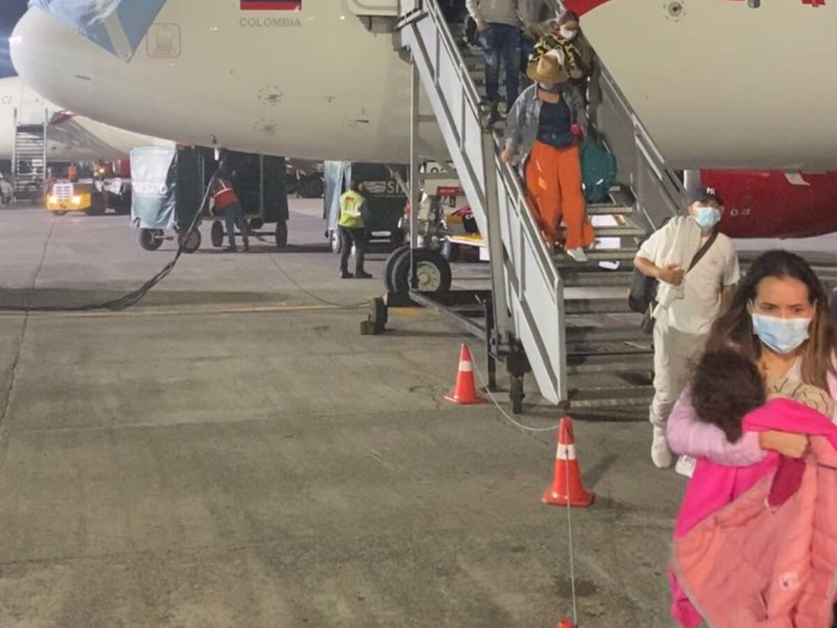 "Sentíamos que el avión se iba a caer": pasajera durante vendaval