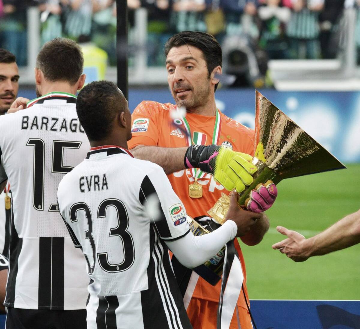 Buffon y Evra con el trofeo de campeones de la Serie A.