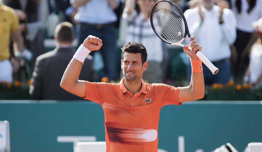 Djokovic festeja su clasificación a la final en casa.
