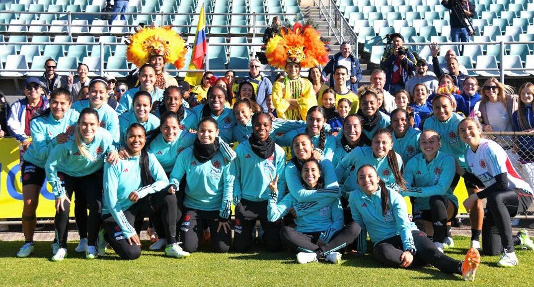Selección Colombia Femenina comparte con los hinchas en el estadio de entrenamiento / FCF