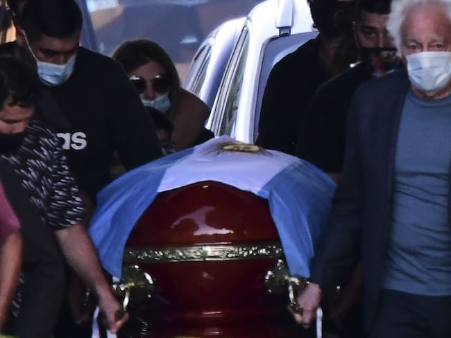 Se entrega uno de los empleados que se fotografió con cadáver de Maradona