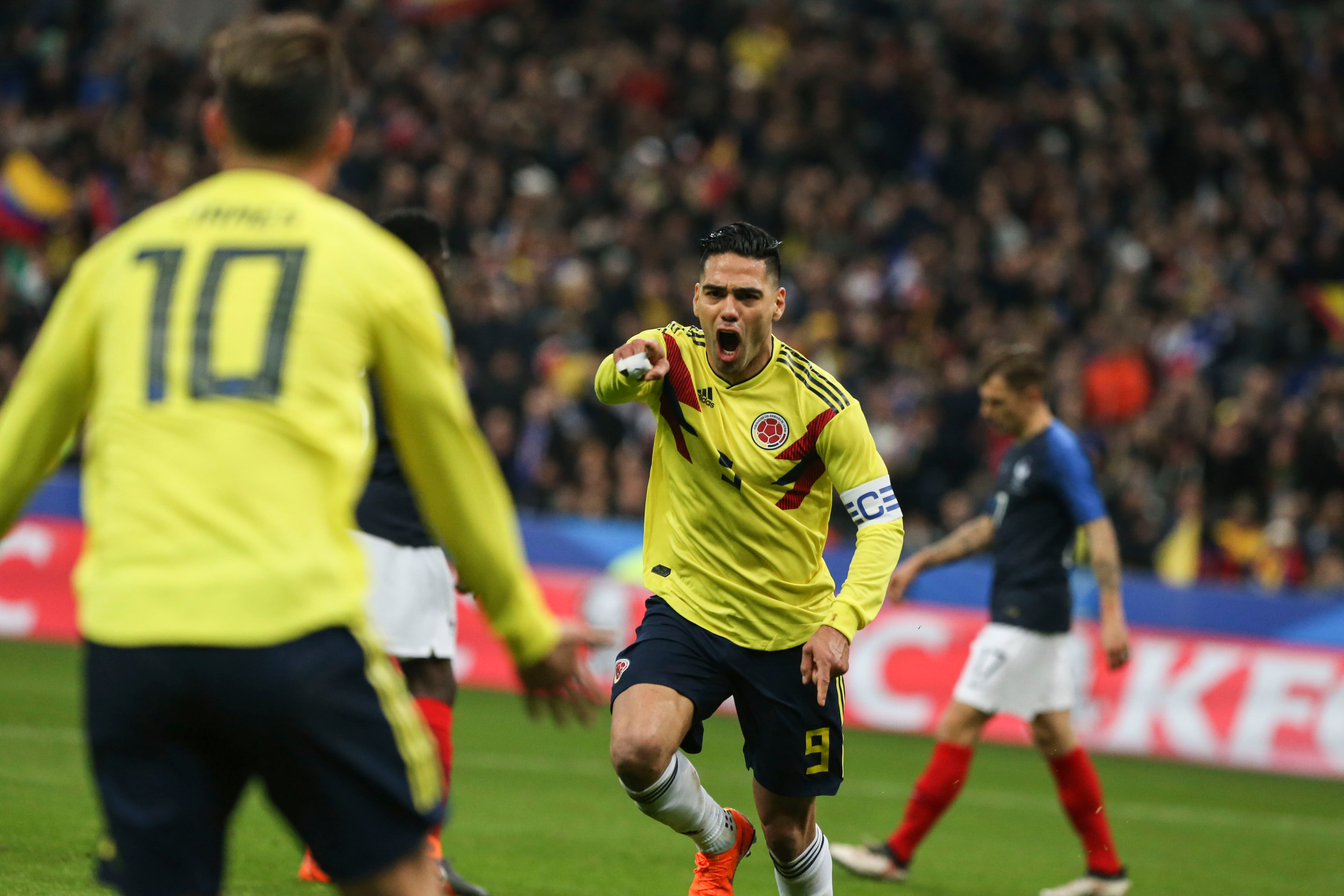 Radamel Falcao (de frente) y James Rodríguez (de espalda) celebran un gol contra Francia en partido amistoso en marzo del 2018. Foto: Getty Images.