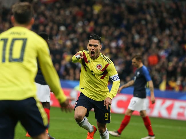 Radamel Falcao (de frente) y James Rodríguez (de espalda) celebran un gol contra Francia en partido amistoso en marzo del 2018. Foto: Getty Images.