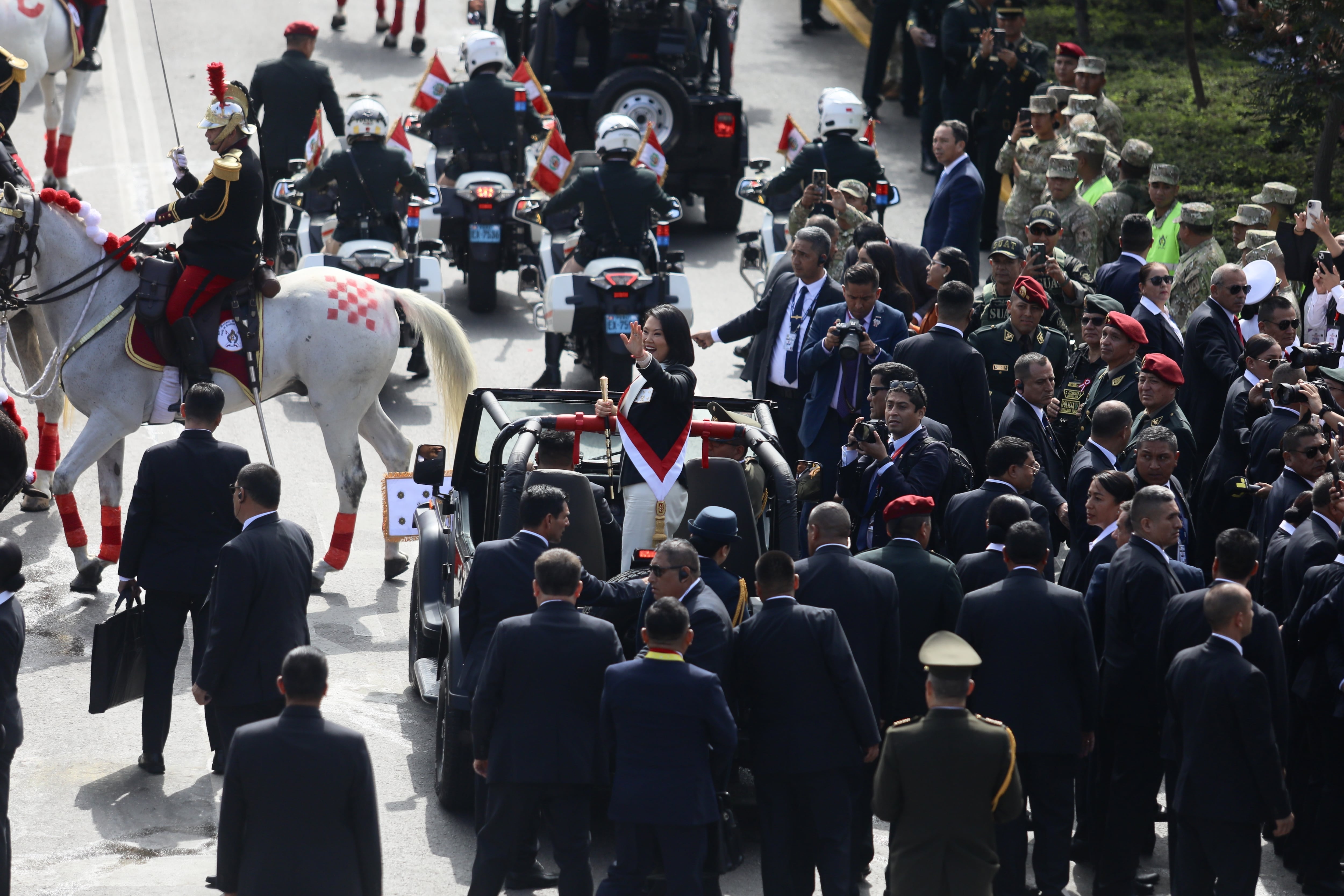 La presidenta Keiko Fujimori durante el desfile civico-militar en conmemoración a los 205 años de independencia del Perú. 
(Foto:  Klebher Vasquez/Anadolu via Getty Images)