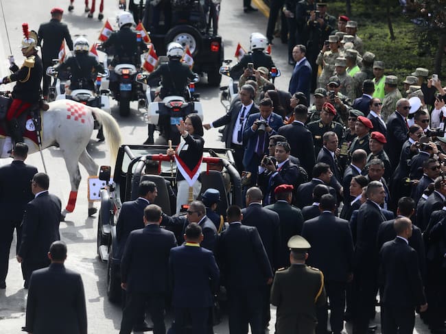 La presidenta Keiko Fujimori durante el desfile civico-militar en conmemoración a los 205 años de independencia del Perú.
(Foto: Klebher Vasquez/Anadolu via Getty Images)
