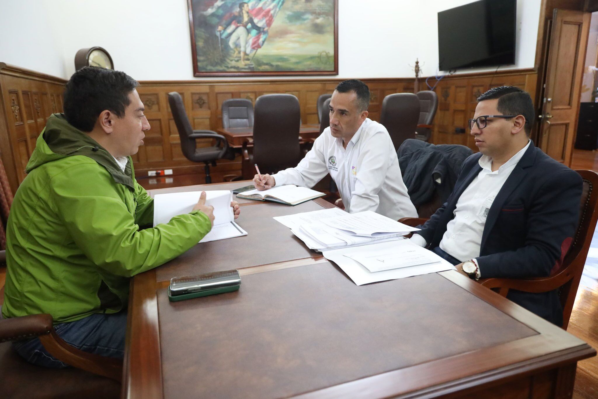 El gobernador de Boyacá se reunió con el gerente del hospital, Jesús Salamanca Torres (de negro en la foto). Foto | @CarlosAmayaR