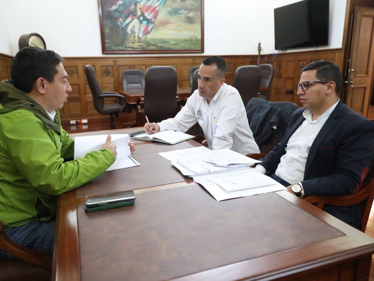 Gobernador Amaya respalda al gerente del Hospital del Valle de Tenza