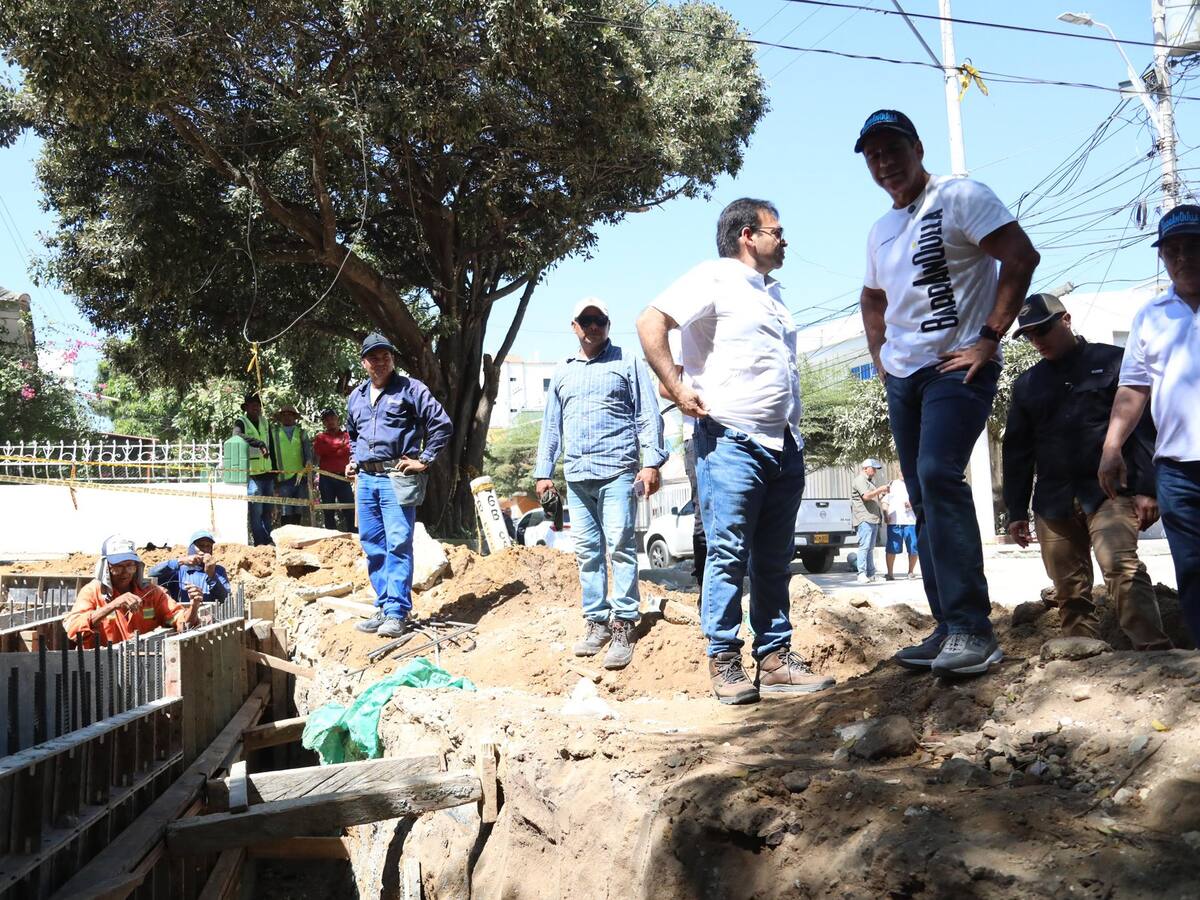 Alcalde Char inspecciona trabajos finales de la canalización del arroyo de la carrera 18