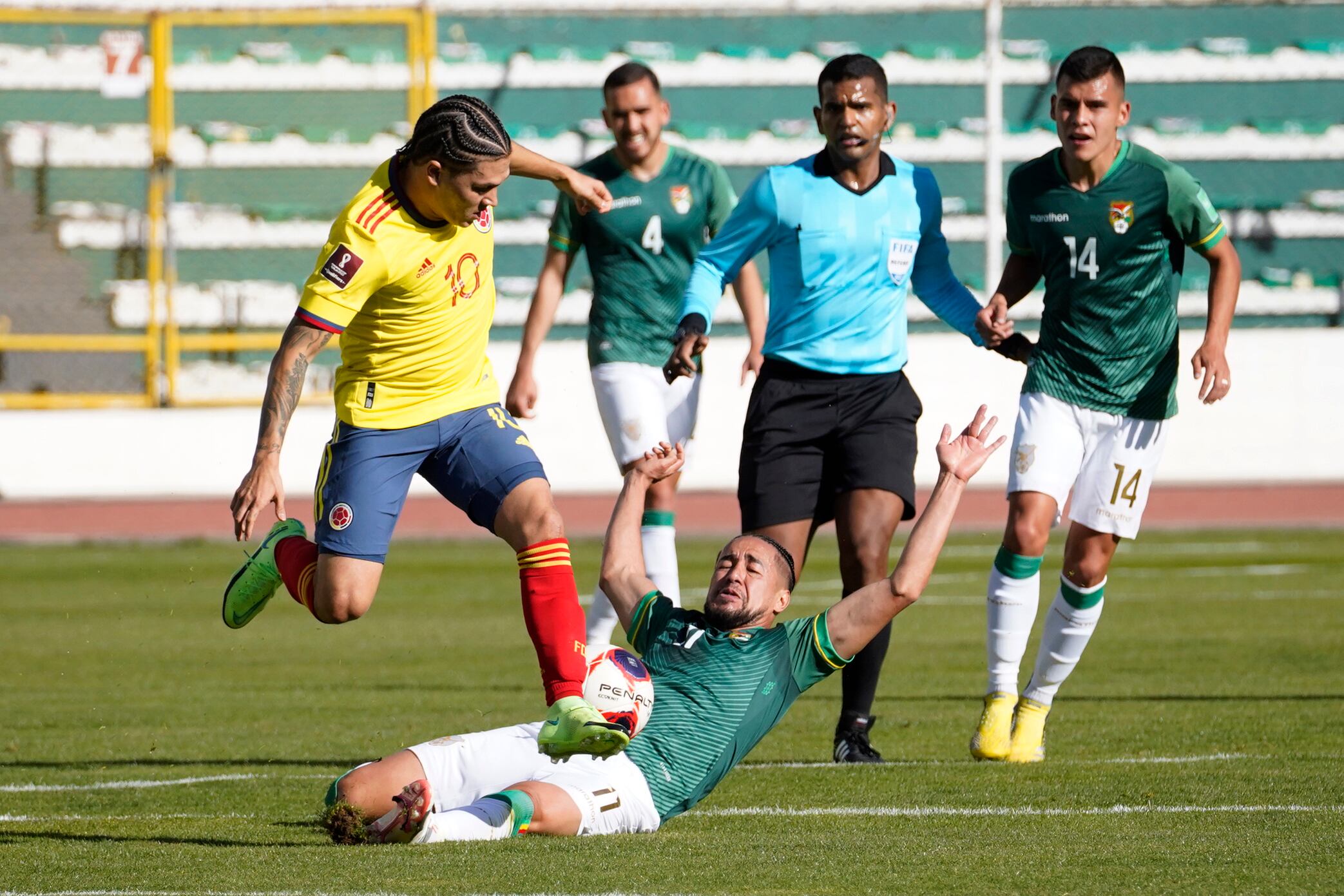Duelo entre Colombia y Bolivia en el Estadio Hernando Siles. (Photo by Javier Mamani/Getty Images)