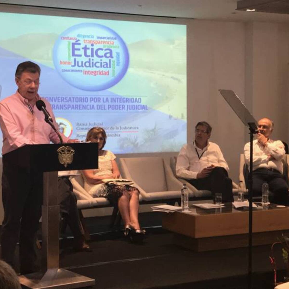 Santos promete revisar proyecto que beneficia a pequeños cultivadores de hoja de coca