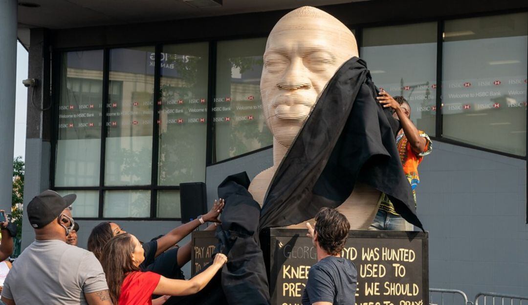 El alcalde de Nueva York, Bill de Blasio, ha descrito el acto como "racista, odioso y despreciable"