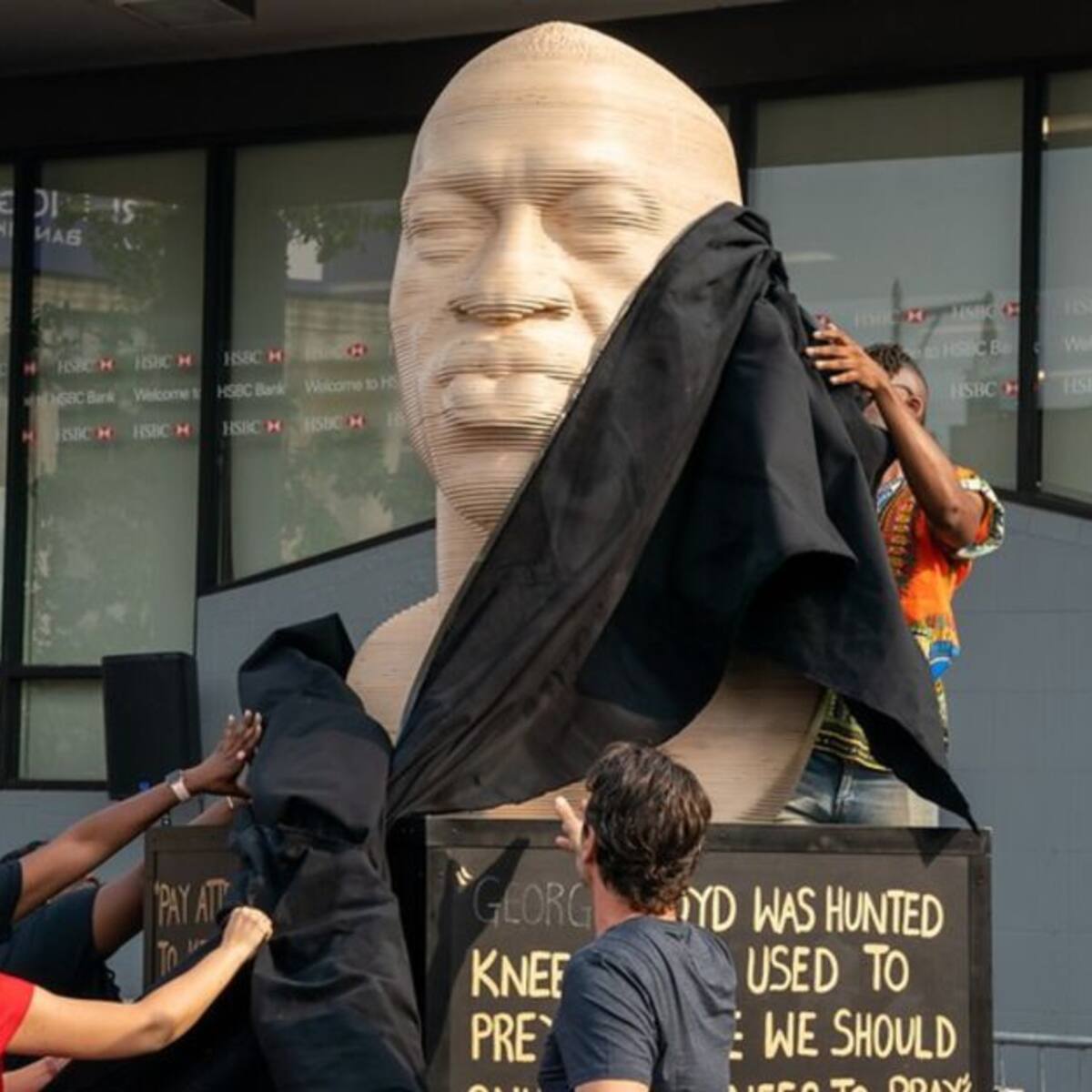 Estatua de George Floyd en Brooklyn sufrió acto vandálico