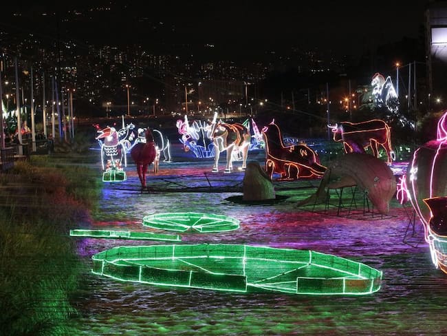 Desmontan alumbrado navideño de Medellín, por pico de contagios