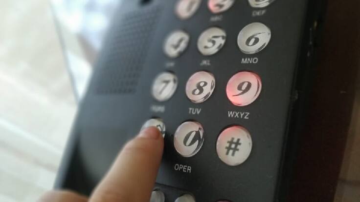 Brindan primeros auxilios emocionales por teléfono