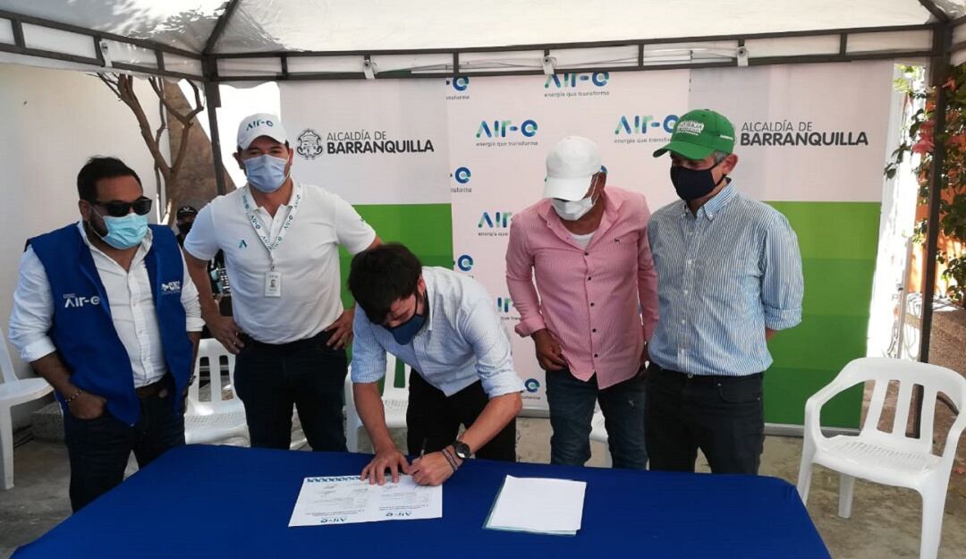 Firma simbólica del contrato en el barrio La Esmeralda