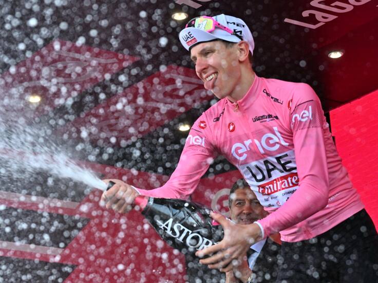 Francavilla Al Mare (Italy), 15/05/2024.- Slovenian rider Tadej Pogacar of UAE Team Emirates celebrates on the podium as he retains the overall leader&#039;s pink jersey after the 11th stage of the 107 Giro d&#039;Italia 2024, cycling race over 207 km from Foiano di Val Fortore to Francavilla al Mare, Italy, 15 May 2024. (Ciclismo, Italia, Eslovenia) EFE/EPA/LUCA ZENNARO
