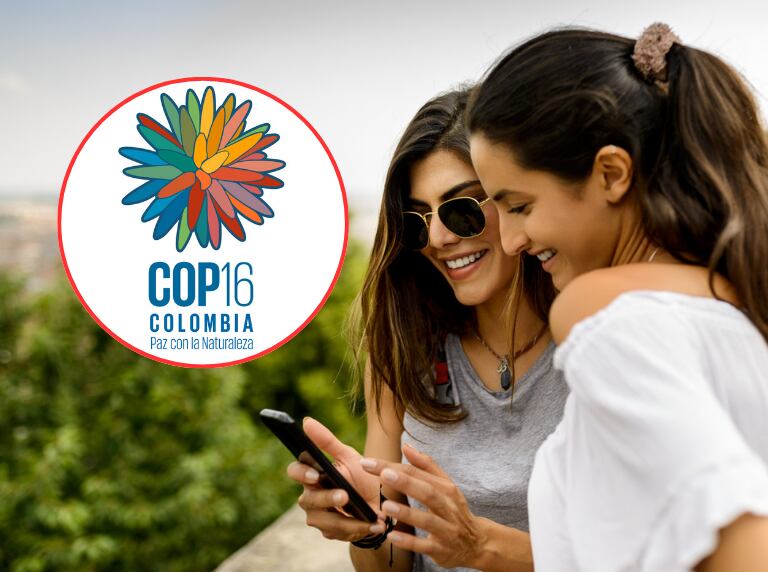 Mujeres colombianas revisando su celular (Getty Images) / Logo de la COP16 Cali Colombia