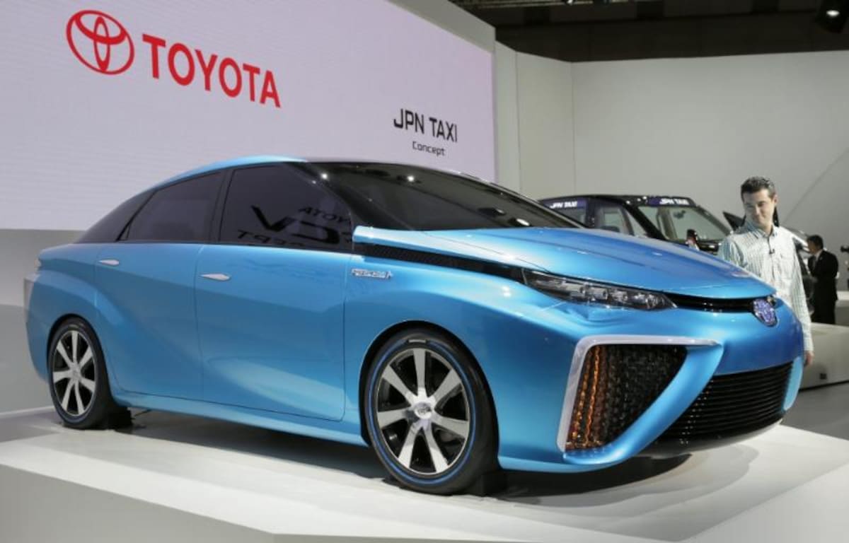 El nuevo modelo de Toyota FCV-R, con cuerpo de deportivo y alma ecológica, durante su presentación en la 43ª edición del Automóvil de Tokio (Japón)