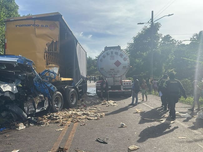 Accidente entre tractomulas en San Jacinto, Bolívar, dejó heridos y saqueos de mercancía