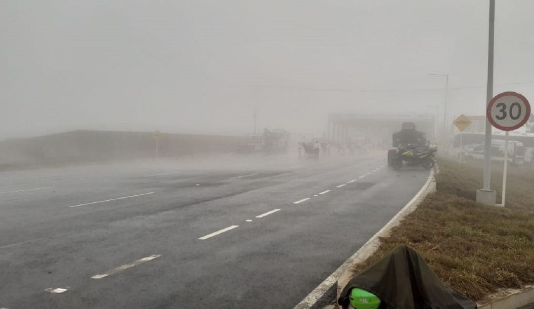 Al fondo la caseta del peaje Quindío antes de ingresar al túnel de la línea