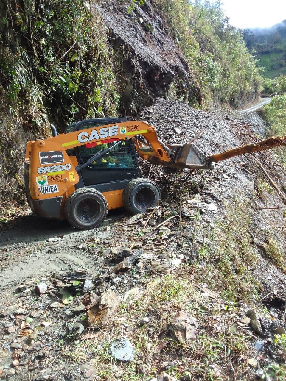 Maquinaria de la Gobernación de Caldas interviniendo sobre la carretera al corregimiento de Montebonito, municipio de Marulanda. Foto suministrada.