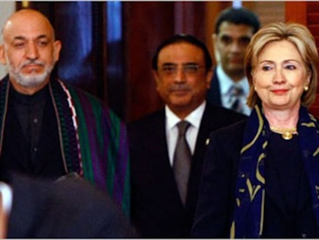 La secretaria de Estado de EE.UU. Hillary Clinton lamenta la muerte de civiles en bombardeo estadounidense en Afganistán