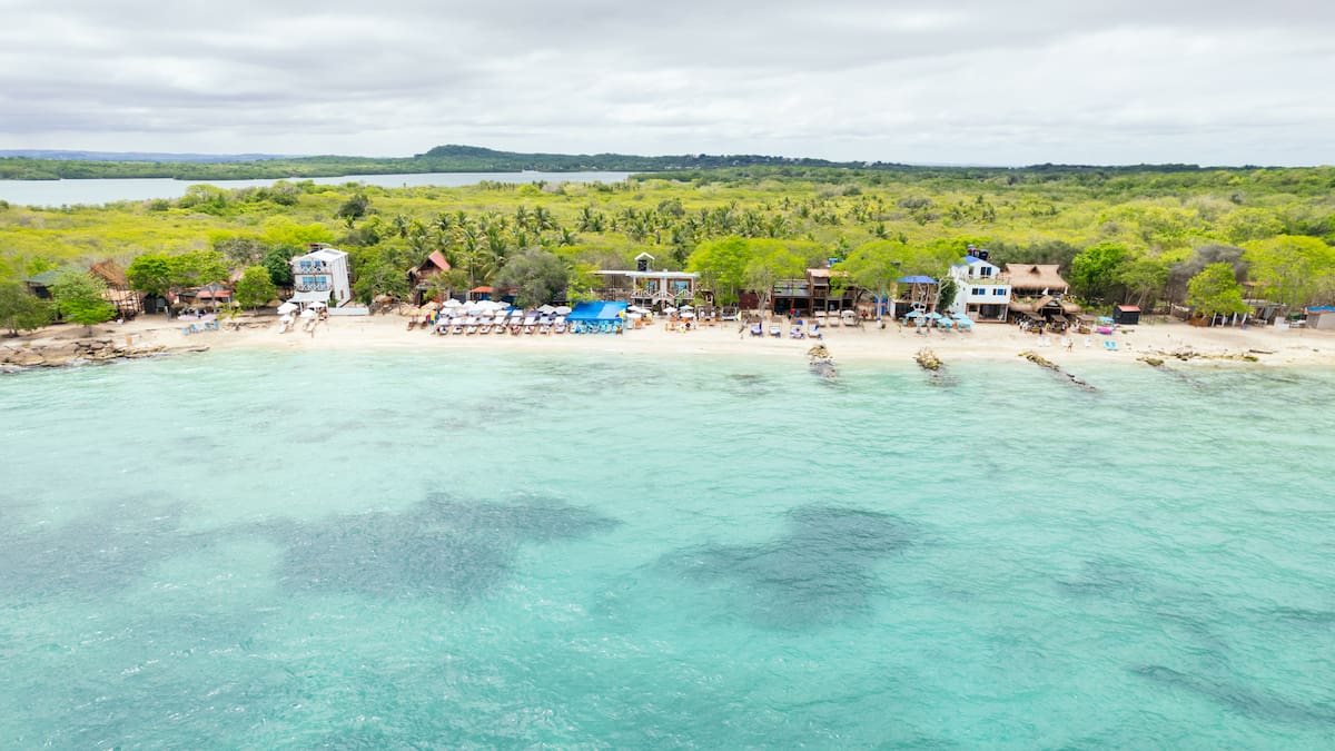 ¿Cuál es la playa más cercana a Bogotá? Esto gastaría para ir 5 días en diciembre, según IA
