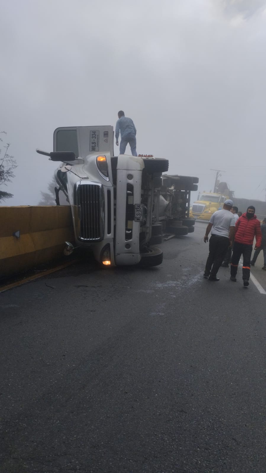 Volcamiento de tracto camión en la línea en el Quindío. Foto Cortesía alcaldía de Calarcá