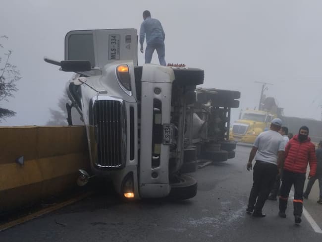 Volcamiento de tracto camión en la línea en el Quindío. Foto Cortesía alcaldía de Calarcá