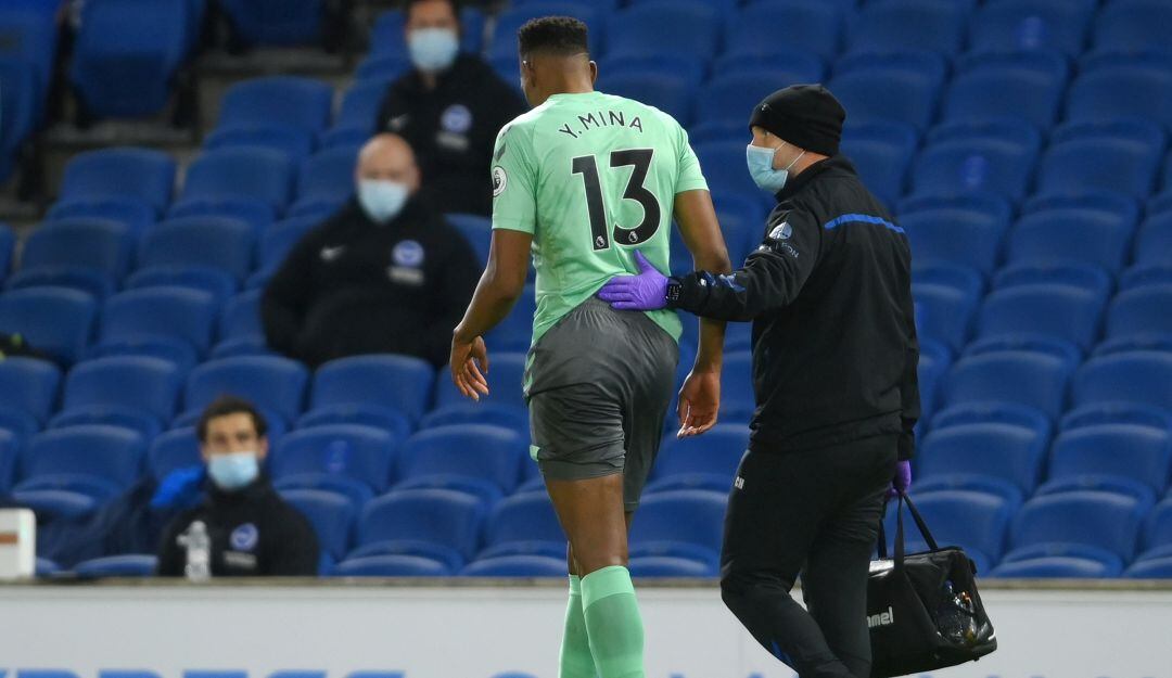 El defensa colombiano abandonó el campo de juego a los 57 minutos.