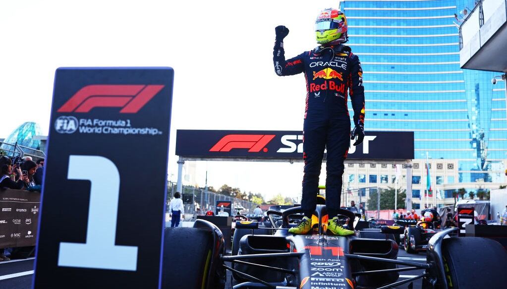Sergio Pérez celebra el triunfo en la carrera sprint del GP de Azerbaiyán(Photo by Mark Thompson/Getty Images)