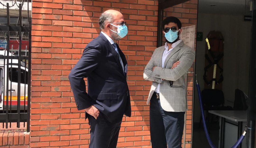 Francisco Ricaurte, exmagistrado condenado por 'El Cartel de la Toga' esperando en la entrada de los juzgados de Paloquemao, Bogotá   