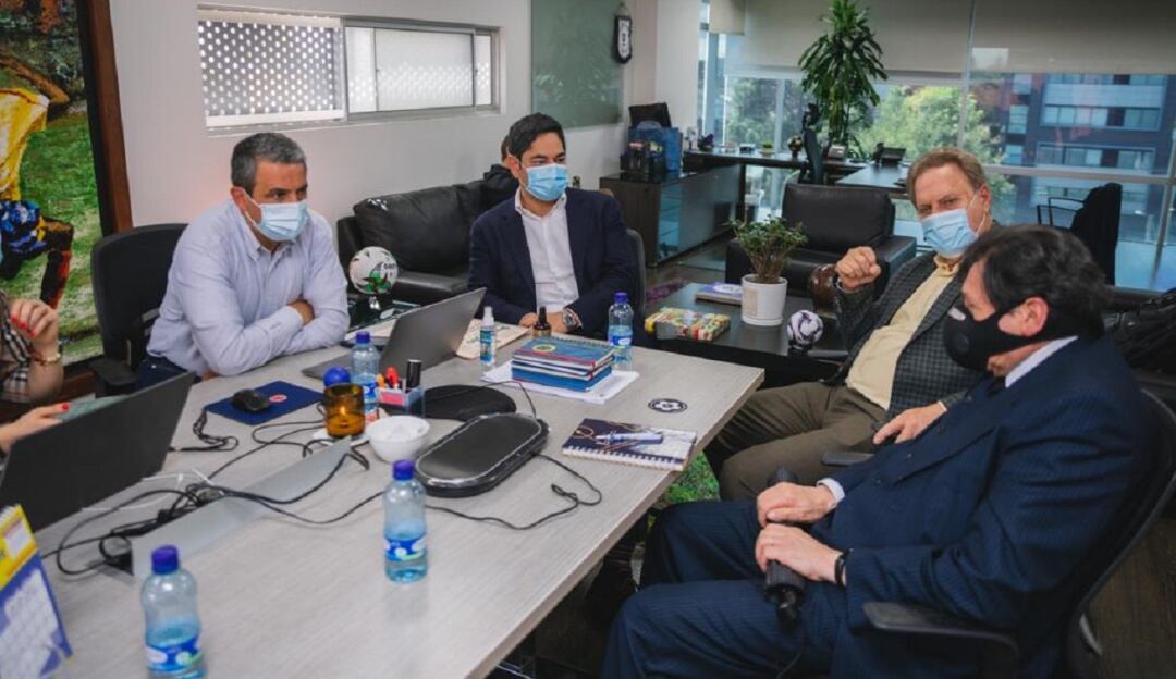 Guillermo Herrera, ministro del Deporte, en una de las reuniones que adelanta tras el juego Llaneros-Unión Magdalena.