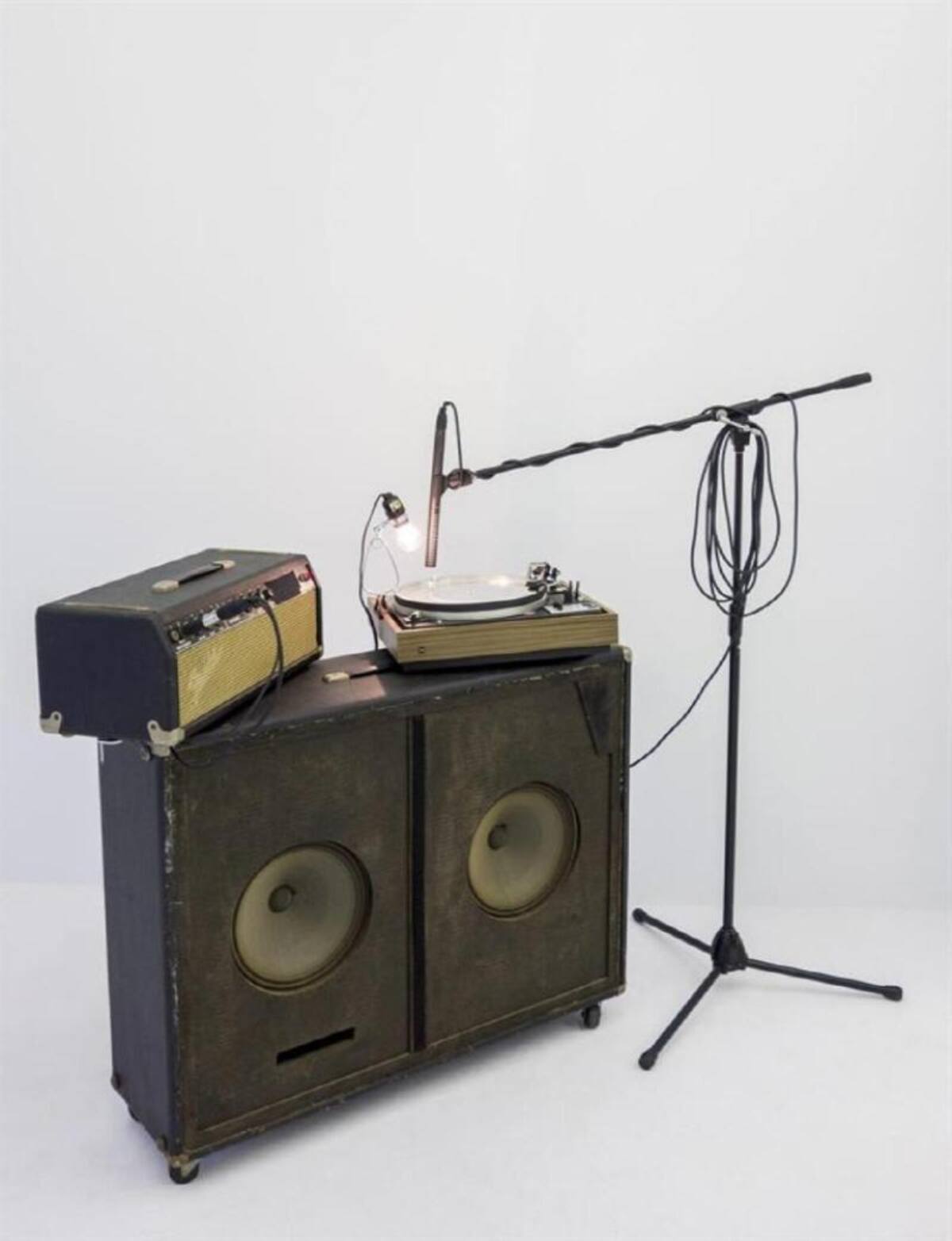 El MOMA de Nueva York rompe la hegemonía artística de lo visual con su primera exposición dedicada al sonido, en una "banda sonora contemporánea" compuesta por 16 artistas que exploran el inasible espectro que se desglosa entre el silencio, la música y el ruido.
