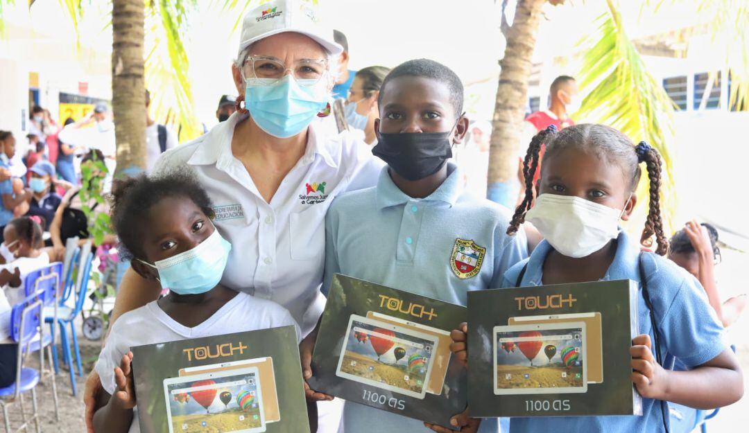 Estas entregas escolares, tienen como objetivo principal garantizar la permanencia educativa de niños de la zona