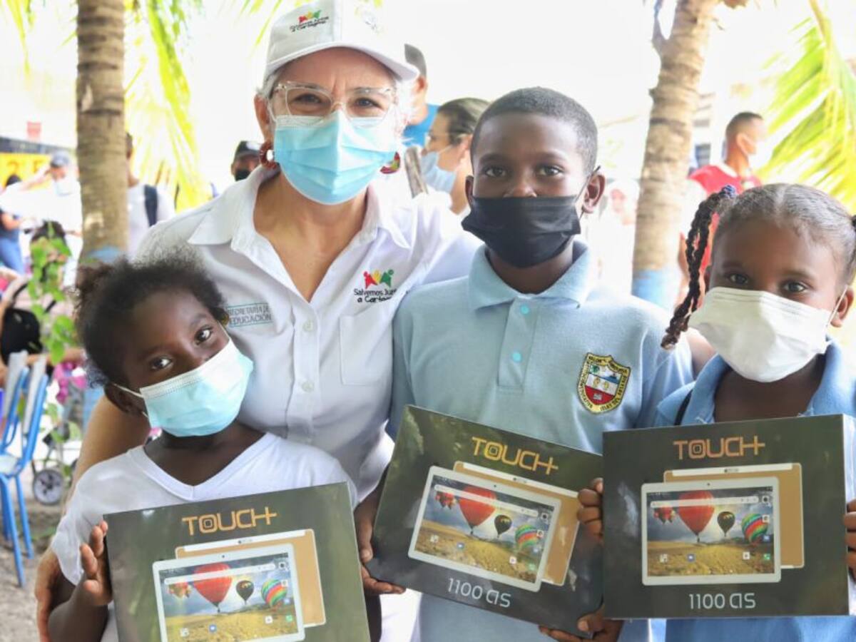 Secretaría de Educación entregó más de 200 tablets en Islas del Rosario