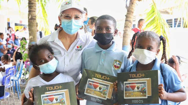 Estas entregas escolares, tienen como objetivo principal garantizar la permanencia educativa de niños de la zona