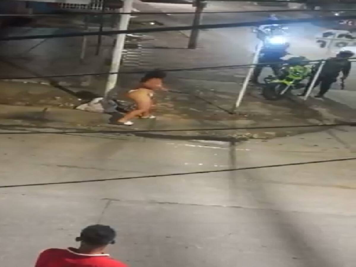 Mujer desnuda arremetió contra dos policías y causó daños a una buseta en Zaragocilla