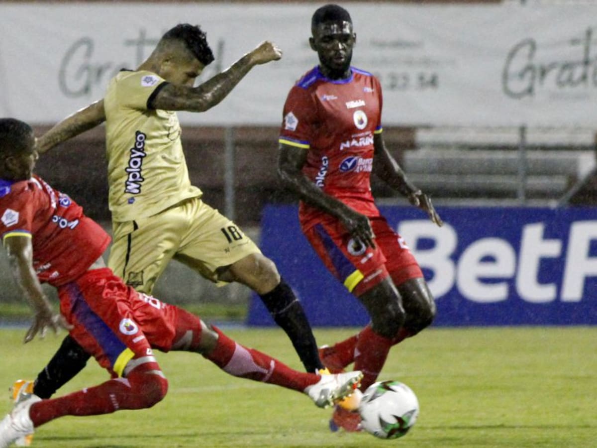 Apagón, goles y mucha lluvia en intenso empate entre Pasto y Águilas