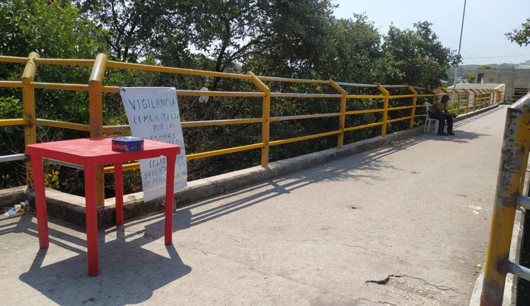 Con ayuda de la empresa Acuacar, se colocan nuevas barandas en el puente que se encuentra en muy mal estado desde hace mucho tiempo