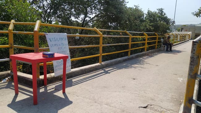 Con ayuda de la empresa Acuacar, se colocan nuevas barandas en el puente que se encuentra en muy mal estado desde hace mucho tiempo