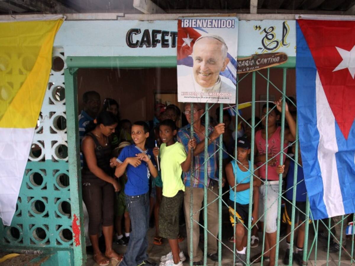¡Milagro el papa trajo el agua! : Cubanos