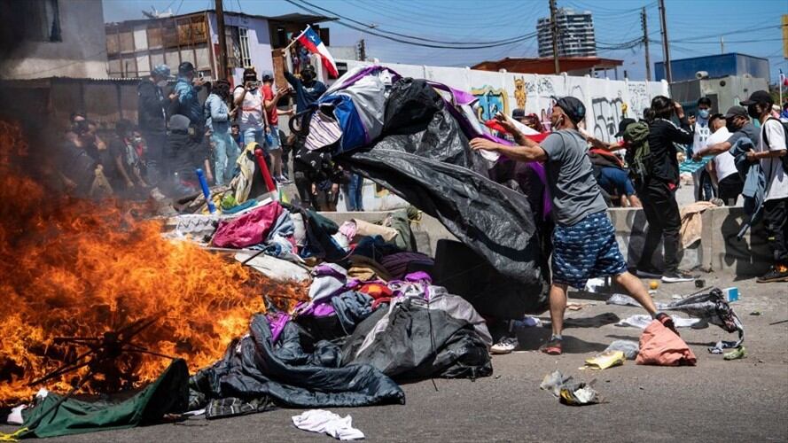 Quema de pertenencias de migrantes en Chile. Foto: Getty Images