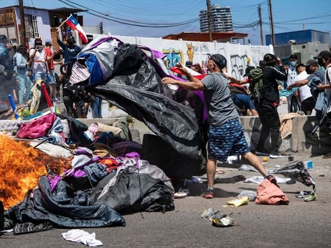 Quema de pertenencias de migrantes en Chile. Foto: Getty Images
