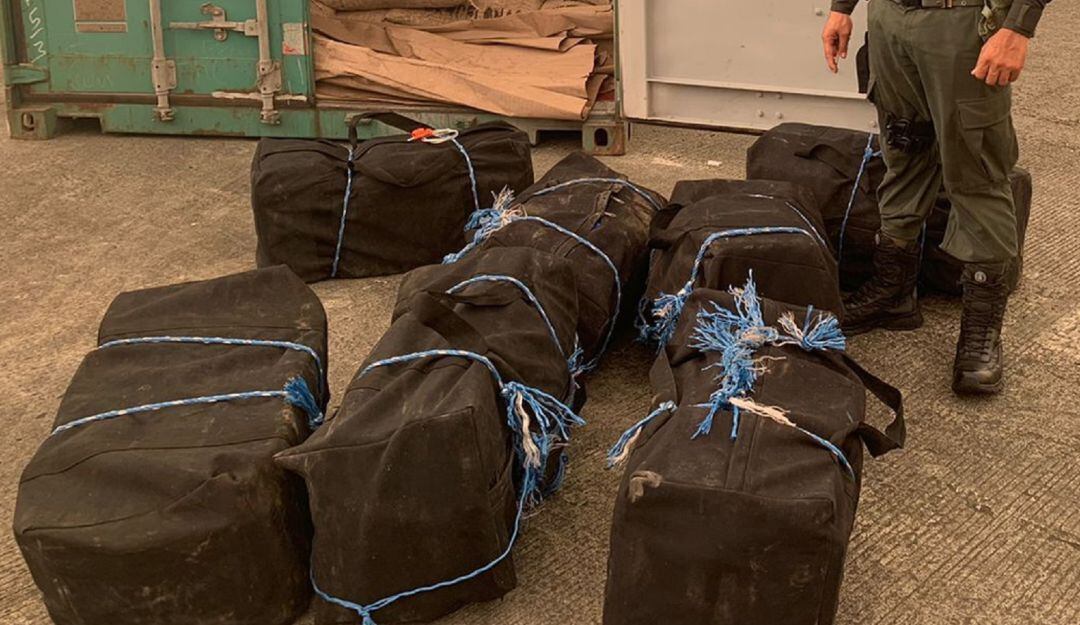 La Policía Antinarcóticos hallaron 7 estopas con 364 paquetes rectangulares, envueltos en cinta color beige, con una sustancia pulverulenta.